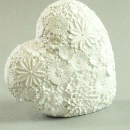 Cœur décoratif aux reliefs floraux