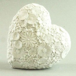 Cœur décoratif aux reliefs floraux