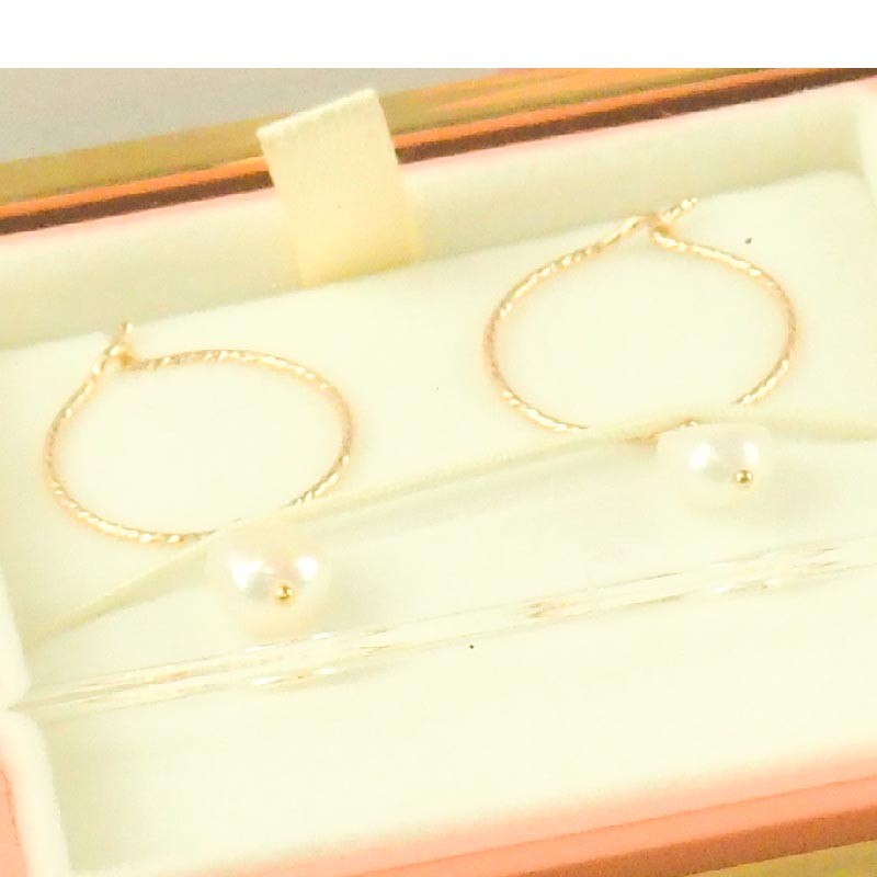 La Boîte à Bijoux Rose Stabilisée et ses Boucles d'Oreilles