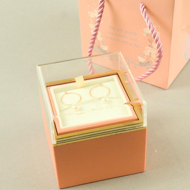 La Boîte à Bijoux Rose Stabilisée et ses Boucles d'Oreilles