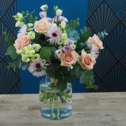 Bouquet champêtre composé de roses, lisianthus, gerberas et eucalyptus