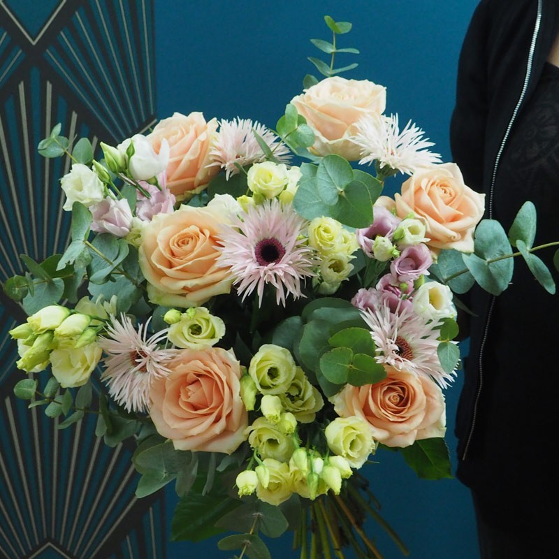 Bouquet champêtre composé de roses, lisianthus, gerberas et eucalyptus