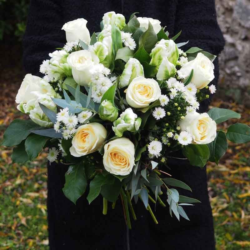 bouquet de rose et tulipes au jardin
