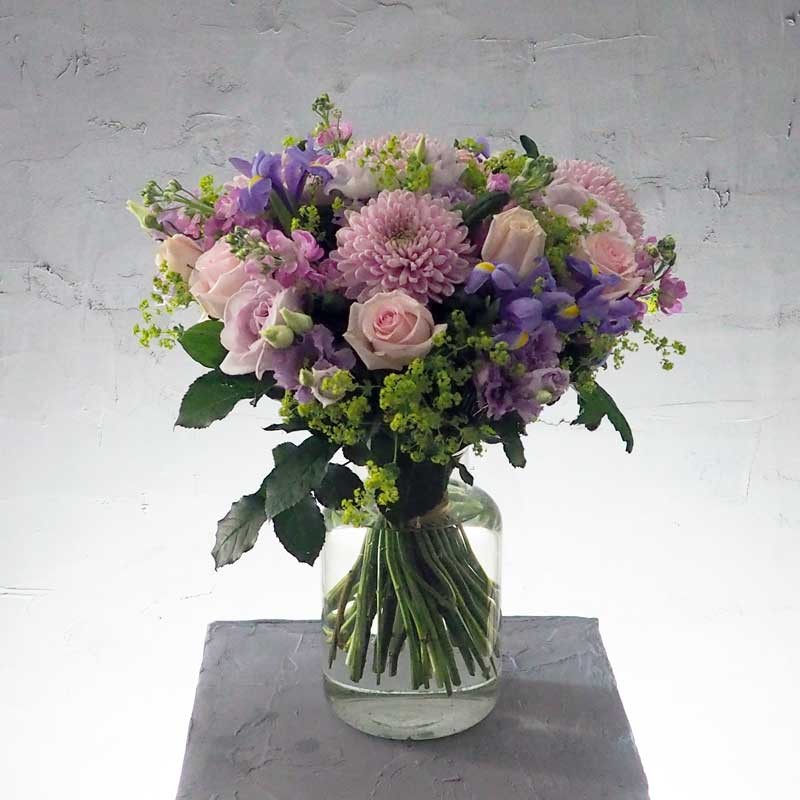 bouquet ton variation de couleurs du rose au bleu sur un support béton