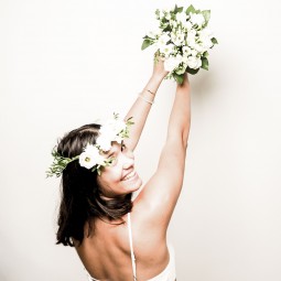 Mariée qui lance son bouquet