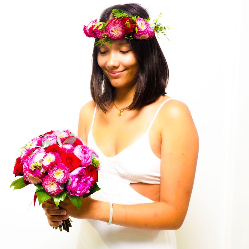 La mariée regarde son bouquet