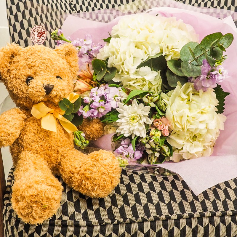 ourson et bouquet pour une naissance
