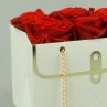 Sac déco blanc et ses roses stabilisées-Un cadeau romantique et élégant