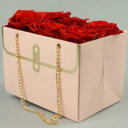 Sac déco rose et ses roses stabilisées-Un cadeau romantique et élégant