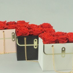 Sac déco noir et ses roses stabilisées-Un cadeau romantique et élégant