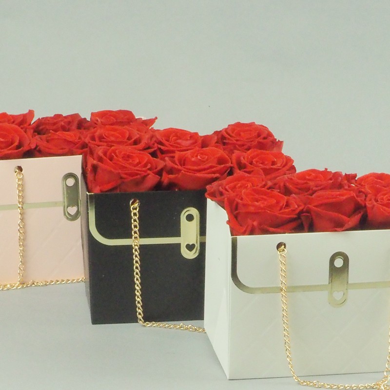 Sac déco noir et ses roses stabilisées-Un cadeau romantique et élégant