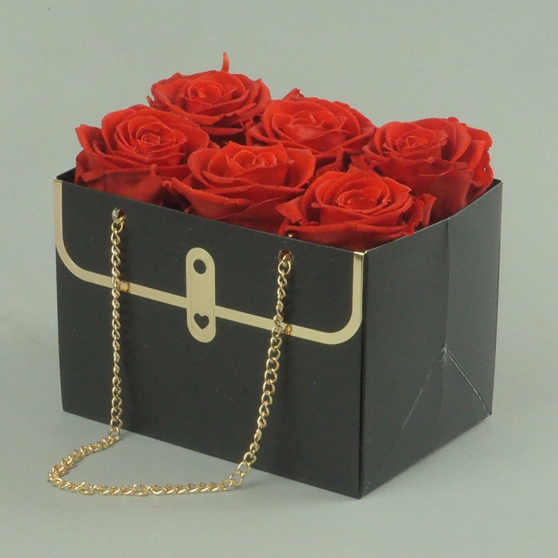 sac de rose stabilisée rouges qui ressortent dans un sac noir