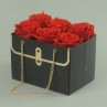 Sac déco noir et ses roses stabilisées-Un cadeau romantique et élégant