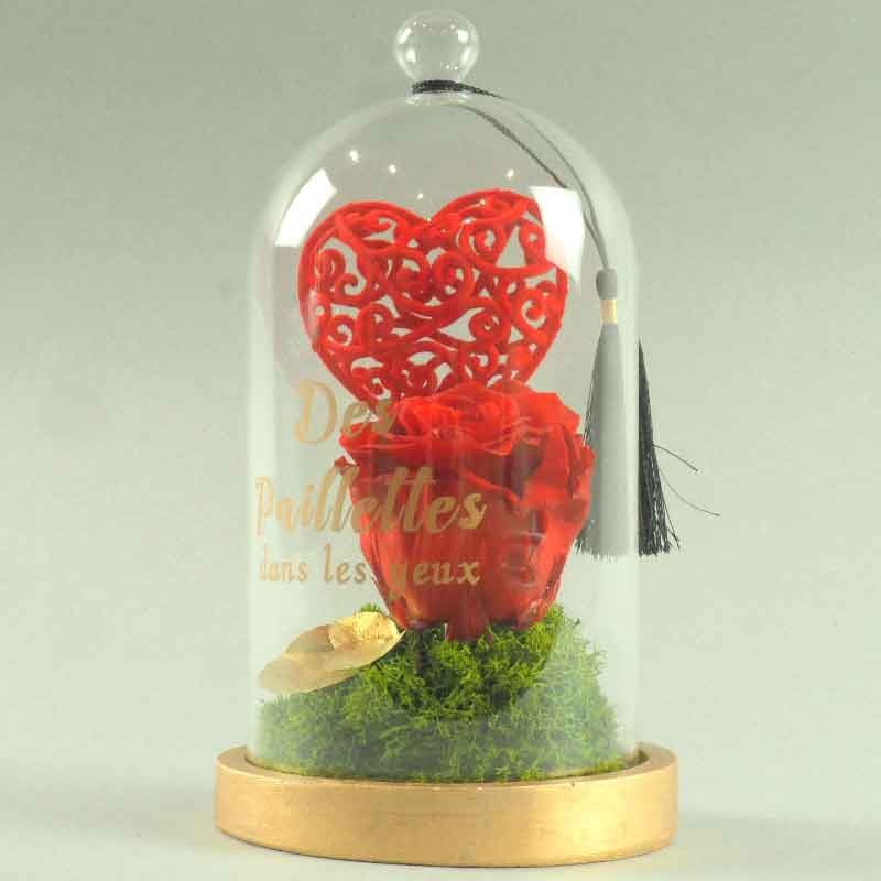 Rose éternelle au cœur rouge, des paillettes dans les yeux.